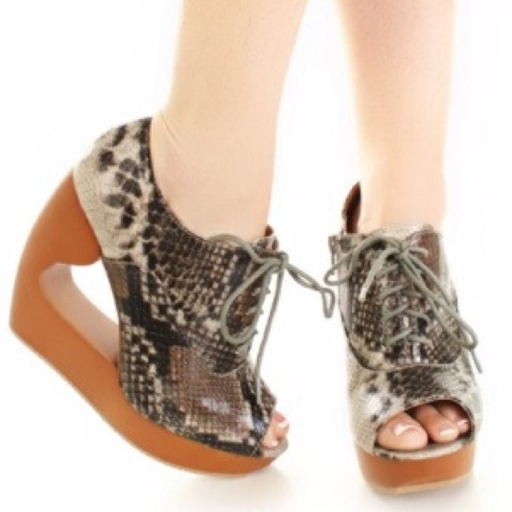 Edgy Open Toe Cut Out Wedges ❤️